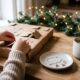 Mains d'enfant qui ouvrent un calendrier de l'Avent en carton, un bracelet à breloques dans une coupelle